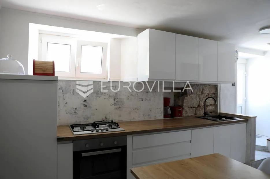 prvić luka, djelomično renovirana kamena kuća, prvi red do mora, 298 m² - slika 11