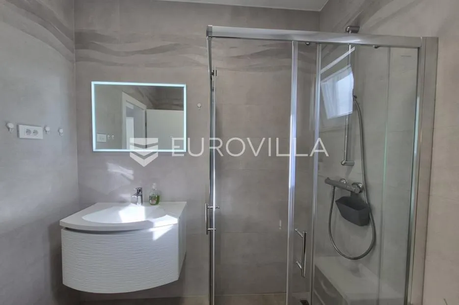 vir, prizemni apartman s 2 spavaće sobe, 40 m od mora, top lokacija - slika 22