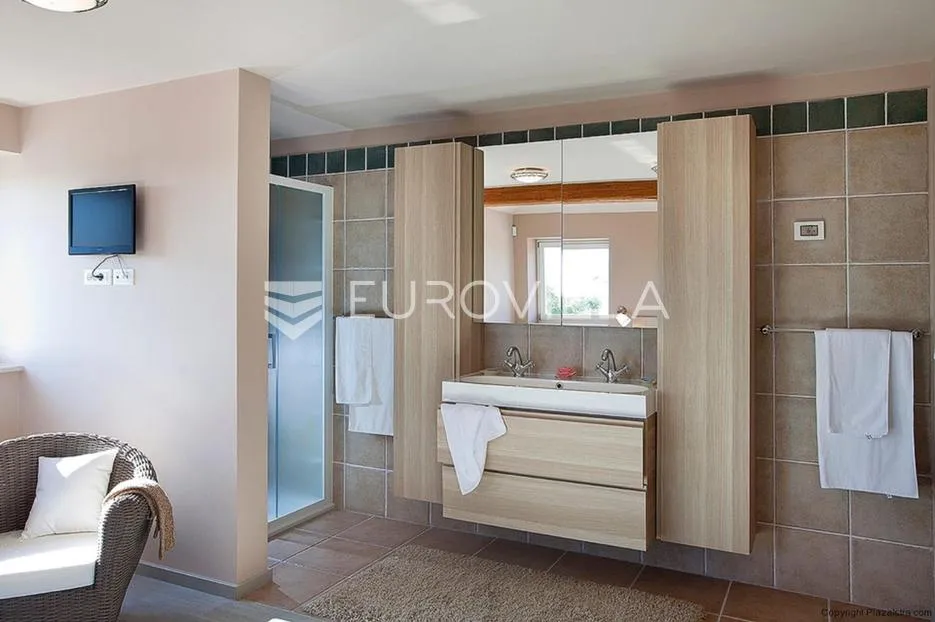 istra, svetvinčenat, vila s bazenom nkp 270 m2 - slika 15