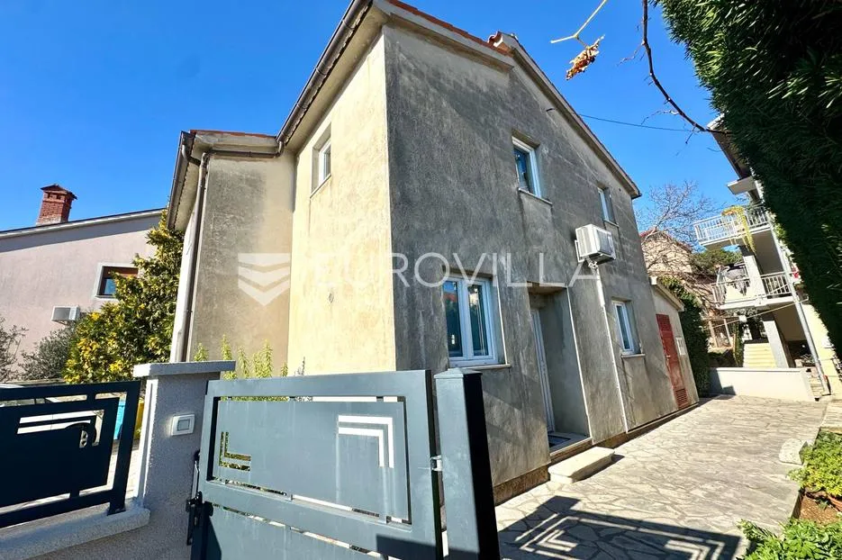 Pula, samostojeća kuća s vrtom u blizini centra - Gregovica