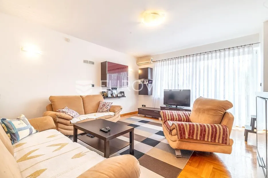 Zagreb, Sesvete, Stambeno poslovna roh bau kuća 410 m2 - Sesvete, Zagreb