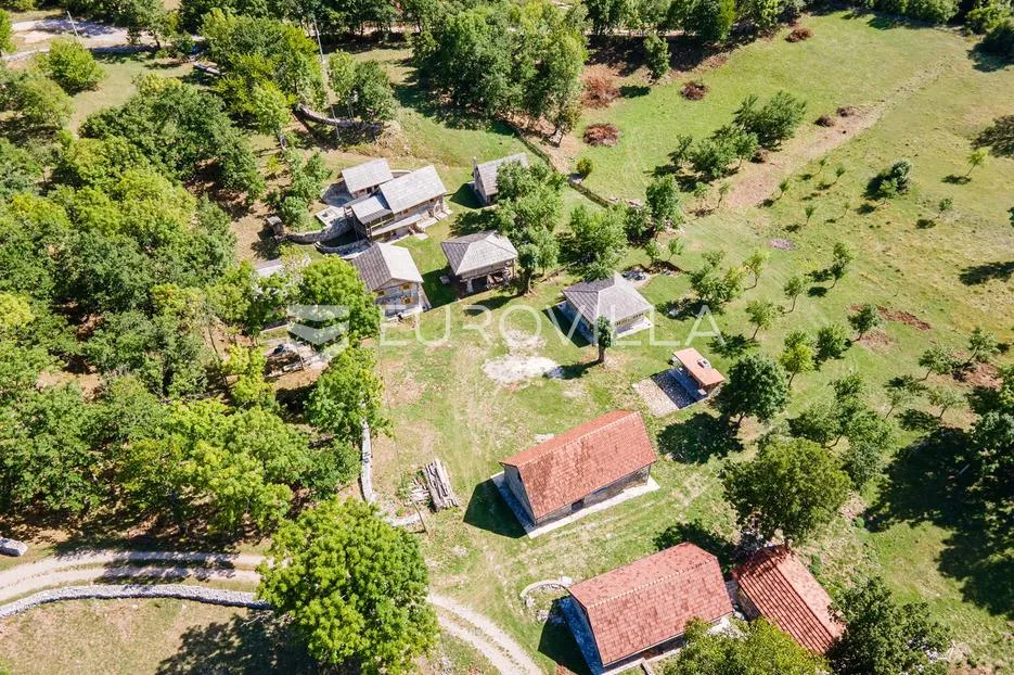 lika, plitvička jezera, ograđeno imanje 40.000 m² s 11 kuća, izuzetna rijetka investicija - slika 36