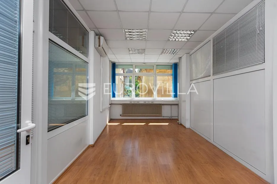 Rijeka, Centar, poslovni prostora 516 m², 1. kat, lift