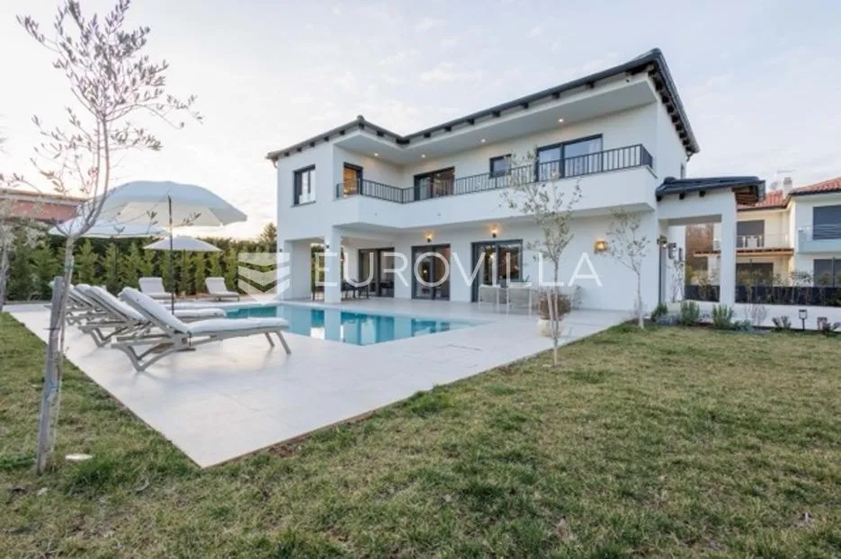 istra, svetvinčenat, elegantna samostojeća kuća sa bazenom okružena zelenilom - slika 3