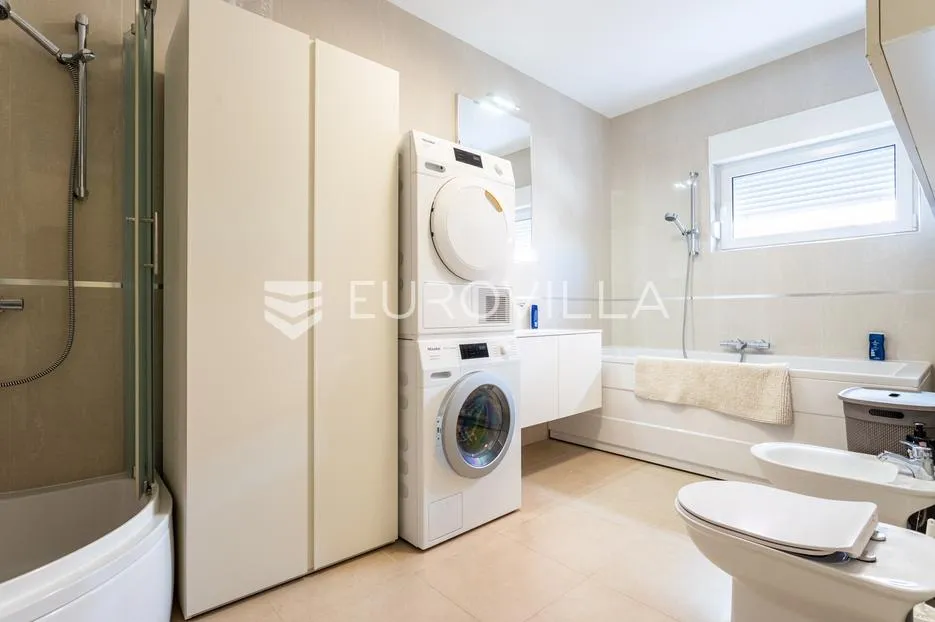 vodice, lijepa i prostrana kuća površine 256,38 m² - slika 15