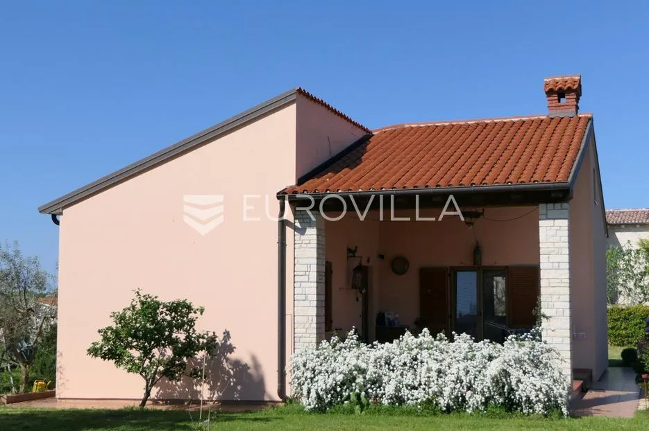istra, buje okolica, šarmantna samostojeća kuća s velikom okućnicom i investicijskim potencijalom - slika 2