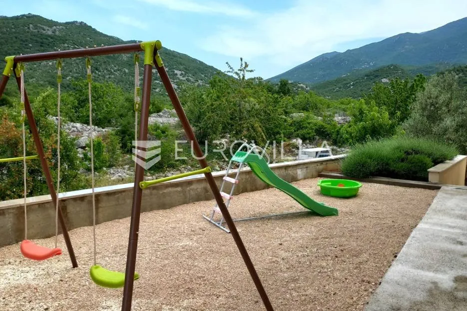 zagvozd, lijepa kuća na jedinstvenoj lokaciji - slika 11