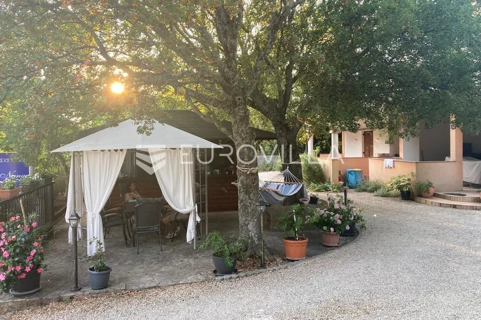 starigrad, tribanj, prostrana kuća s pogledom na more i šest apartmana - slika 1