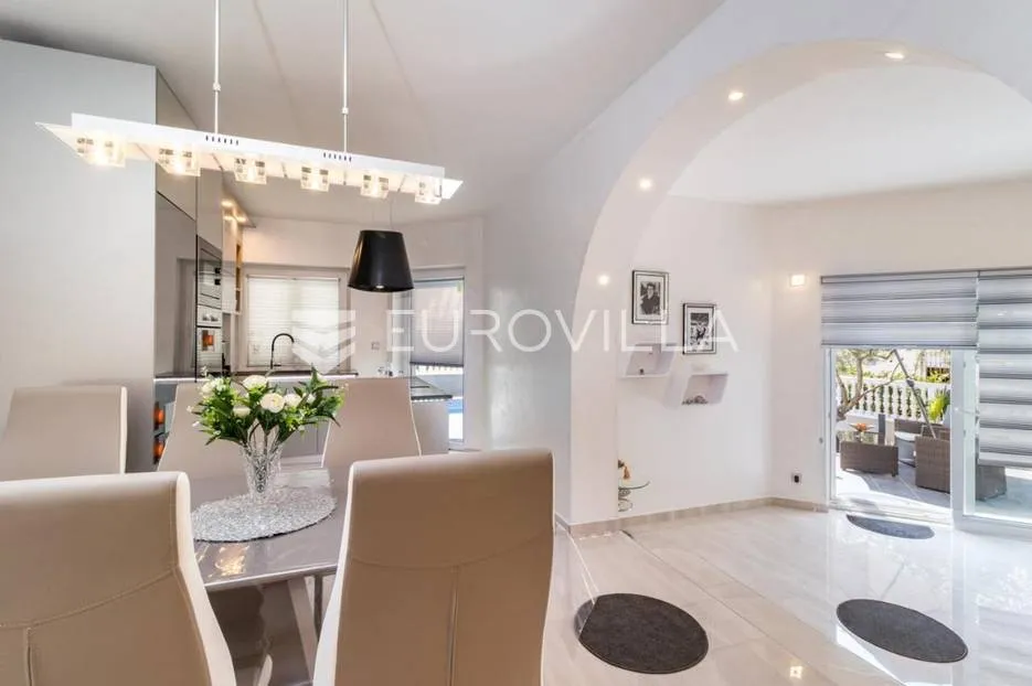 medulin, trosoban stan sa bazenom, privatni parking, neto korisna površina 80 m² - slika 6