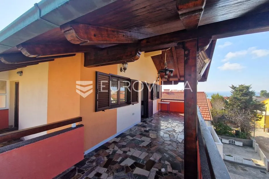 vir, 120 m od plaže, trosobni renovirani apartman s pogledom na more - slika 1
