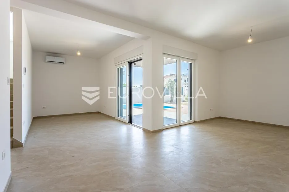 vodice, moderna dvojna kuća s bazenom, novogradnja 169,89 m² - slika 6