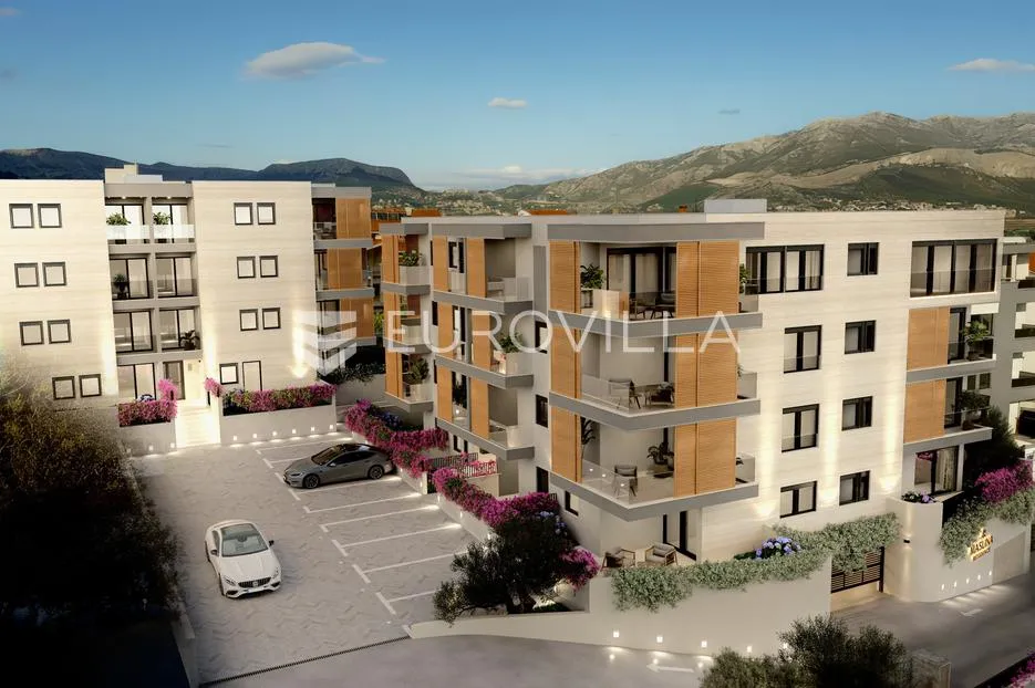 Split, Visoka, stan u novogradnji s vrtom