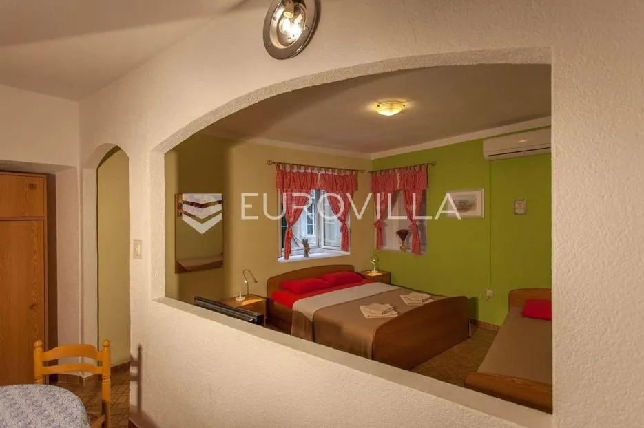 cres, kuća s restoranom, apartmanima i privatnim parkingom, 200 m od mora, jedinstvena prilika - slika 11