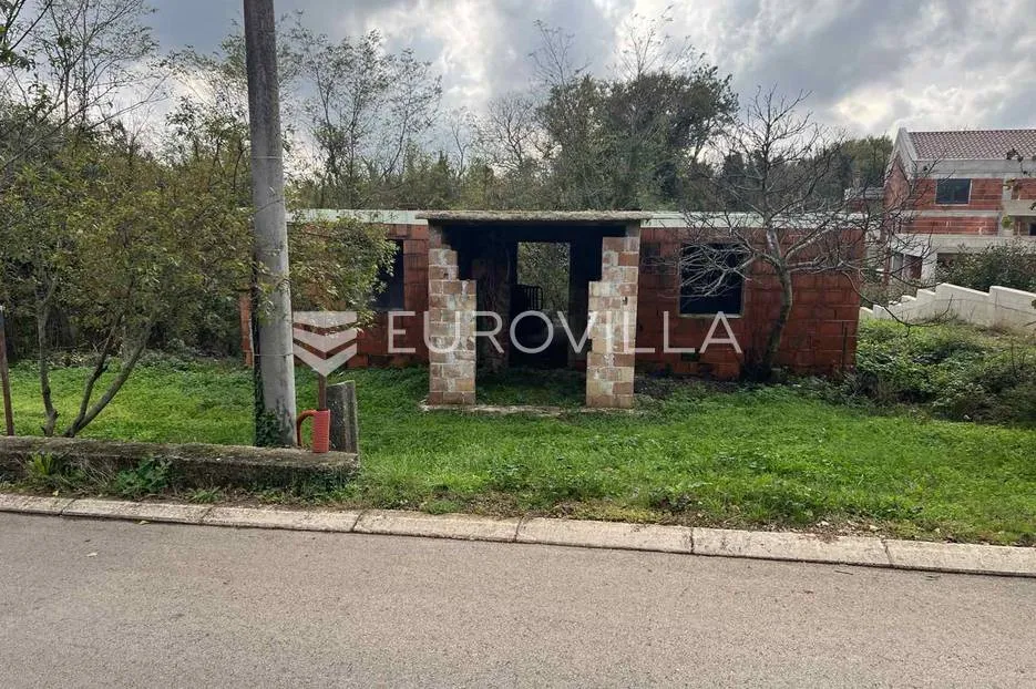 Istra, Krnica, građevinsko zemljište s nedovršenim objektom, 563 m² - Krnica, Marčana