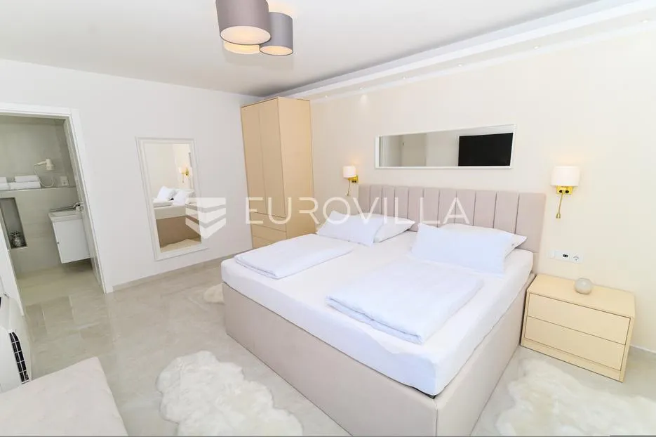 omiš, elegantna vila s tri stana i otvorenim pogledom na more - slika 16
