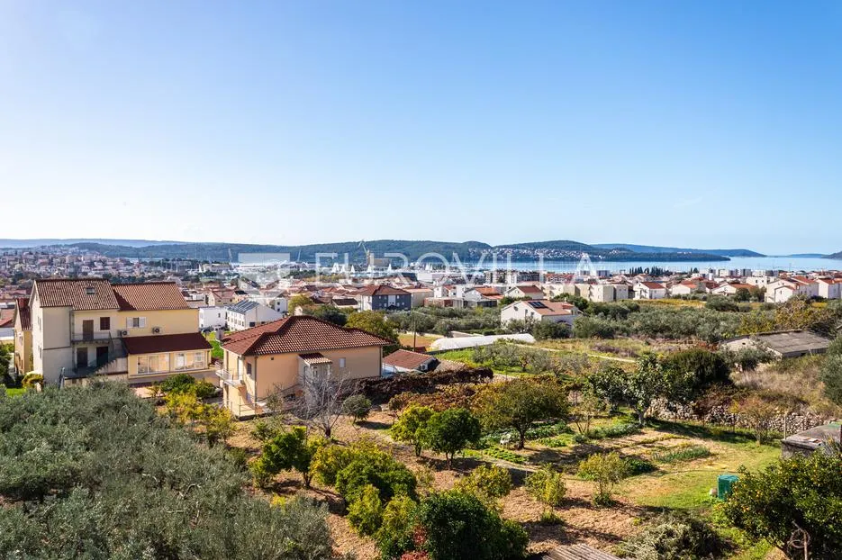 trogir, useljiv dvosoban stan s pogledom na grad i more - slika 13