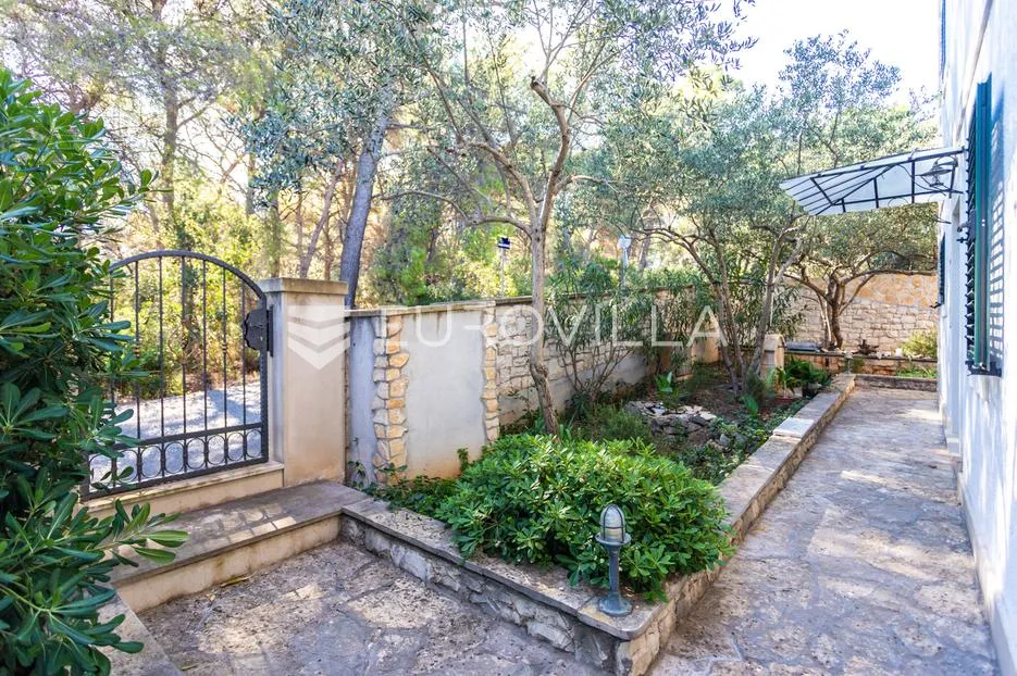 brač, supetar, kuća ukupne površine 372 m² na zemljištu površine 411 m² - slika 37