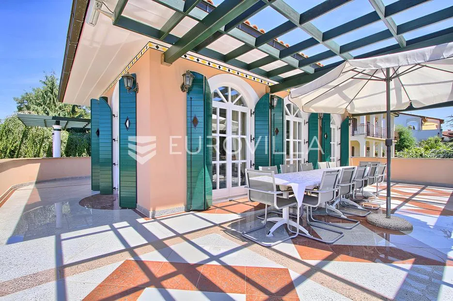 poreč, ekskluzivna vila s 430 m2, atraktivna lokacija - slika 36