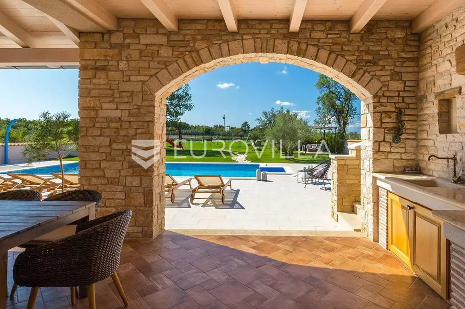 istra, marčana, prekrasna vila 280 m2 s teniskim terenom i grijanim bazenom 50 m2 - slika 39