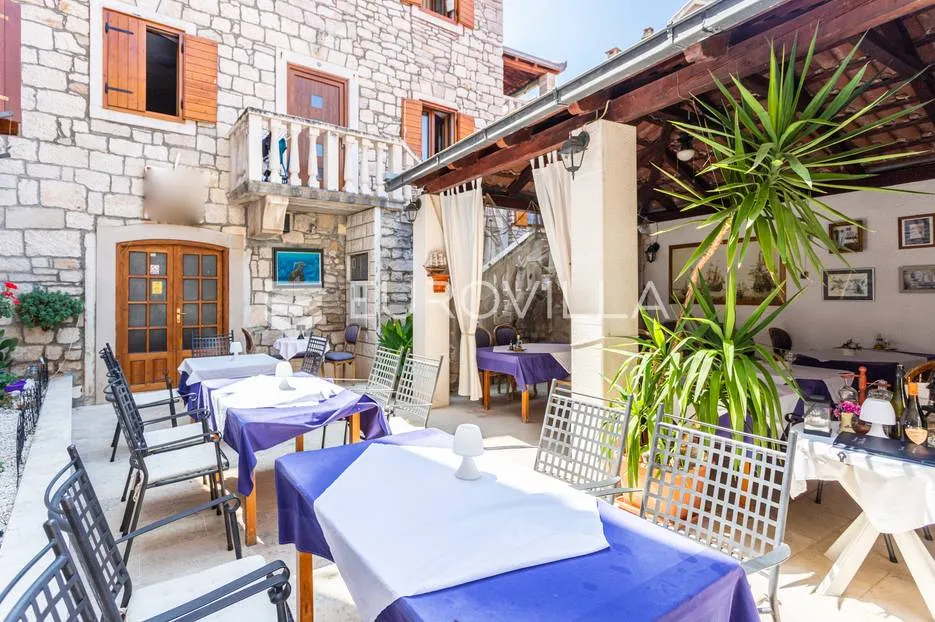 Otok Brač, kamena kuća s restoranom na vrhunskoj lokaciji - Supetar