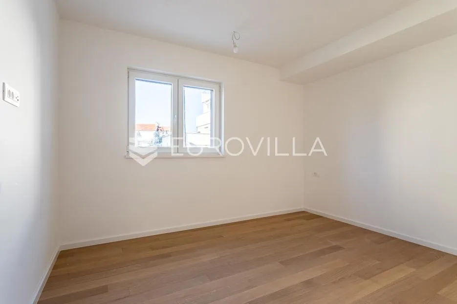 vodice, novogradnja, prostran apartman s dvorištem u centru mjesta, 139,61 m² - slika 9
