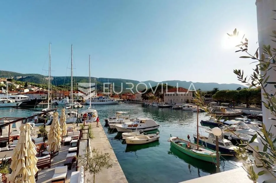 jelsa, jedinstvena kuća na samoj rivi - slika 2