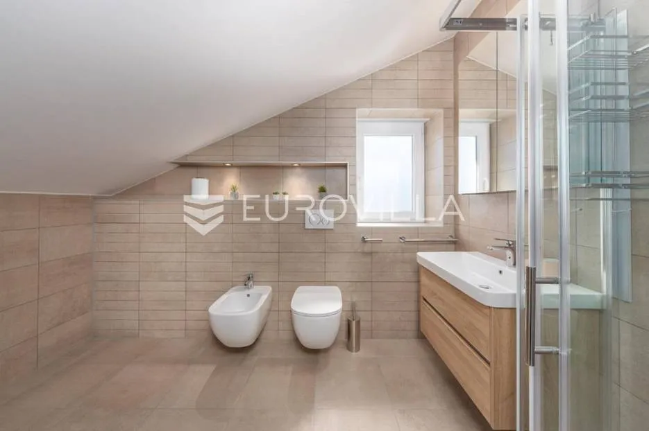 istra, poreč, luksuzna vila 244 m2 s bazenom i velikom uređenom okućnicom, pogled na more - slika 33