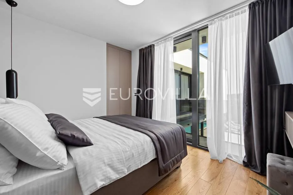 istra, medulin, prekrasna moderna dvojna vila 220 m² - slika 20