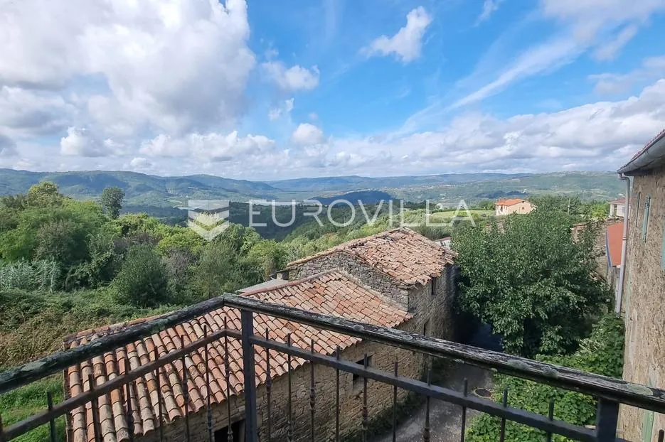Istra, Grimalda, kamena kuća u nizu 90m2 s panoramskim pogledom na jezero i okolicu - Grimalda, Cerovlje
