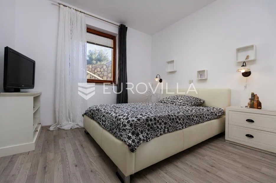 krk, malinska, trosoban stan 72 m² s privatnom okućnicom od 96 m² i parkingom - slika 10