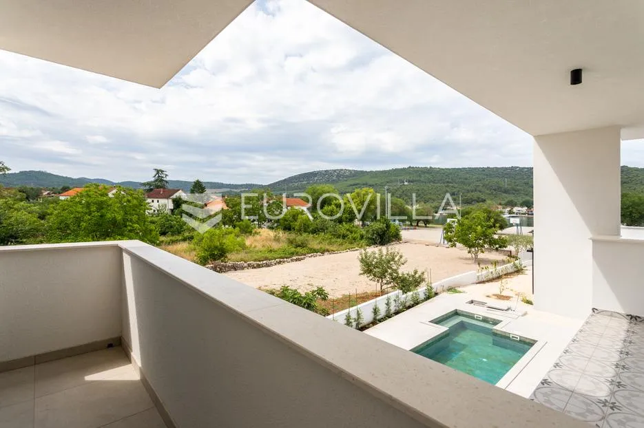 šibenik, luksuzno uređena vila s bazenom - slika 29
