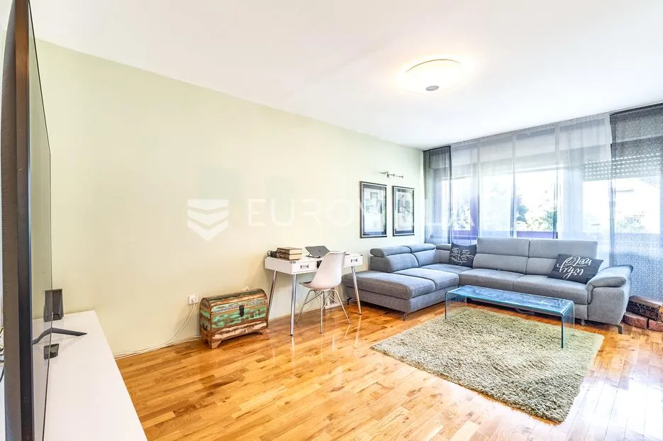 Zagreb, Jarun, dvosoban stan s loggiom, 64 m²