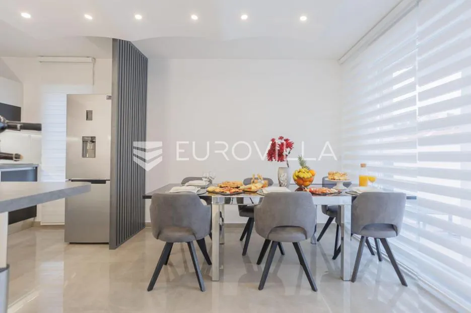 podstrana, strožanac, prekrasan dvoetažan penthouse - slika 7