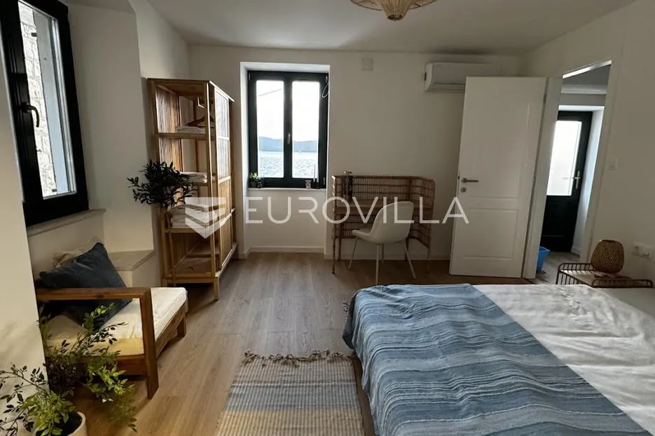 kaštela, kaštel sućurac, predivna kamena kuća uz more - slika 14