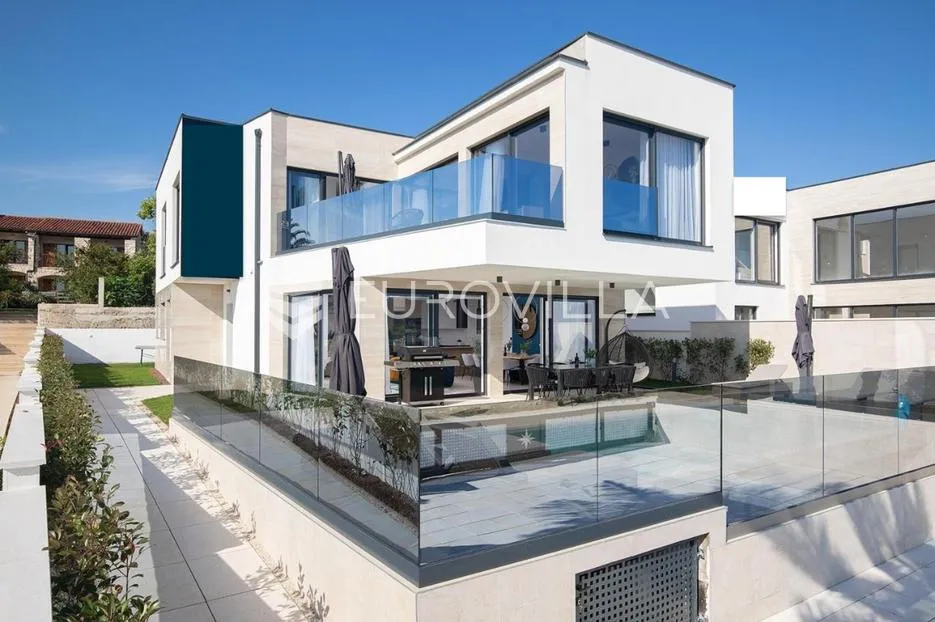 medulin, prekrasna villa od 350 m2, svega 6 m od mora s očaravajućim pogledom - slika 42