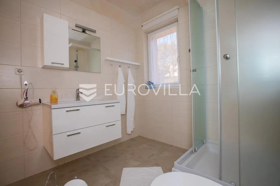 rab, barbat, dvosoban stan 200 m od mora 93 m² - slika 11