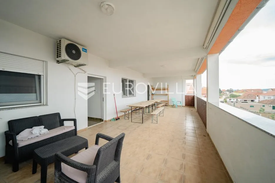 zadar, bibinje, kuća u centru s tri odvojena stana i pogledom na more - slika 26