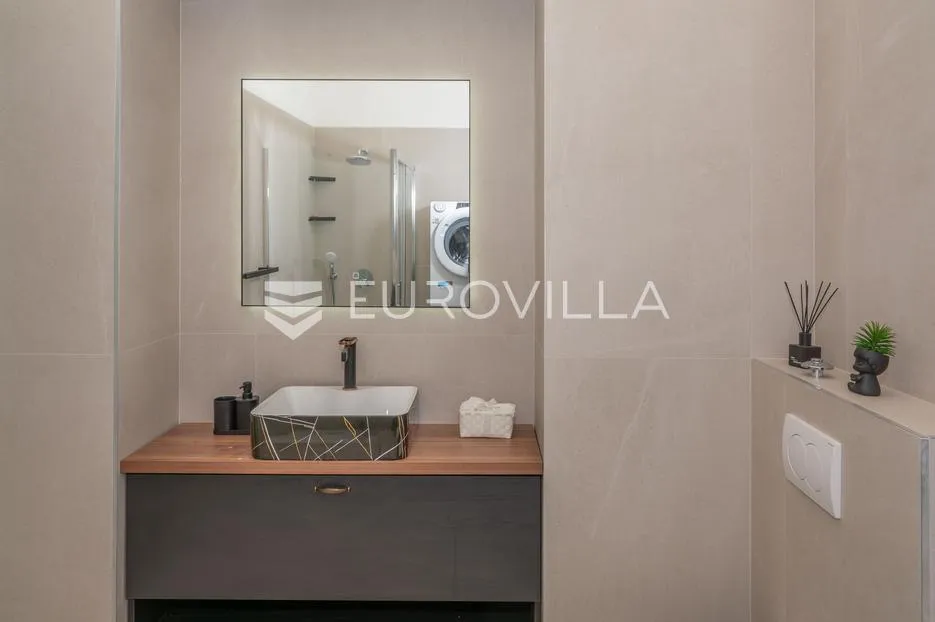 rijeka, centar, prostrani dvosoban stan 84 m², balkon - slika 9