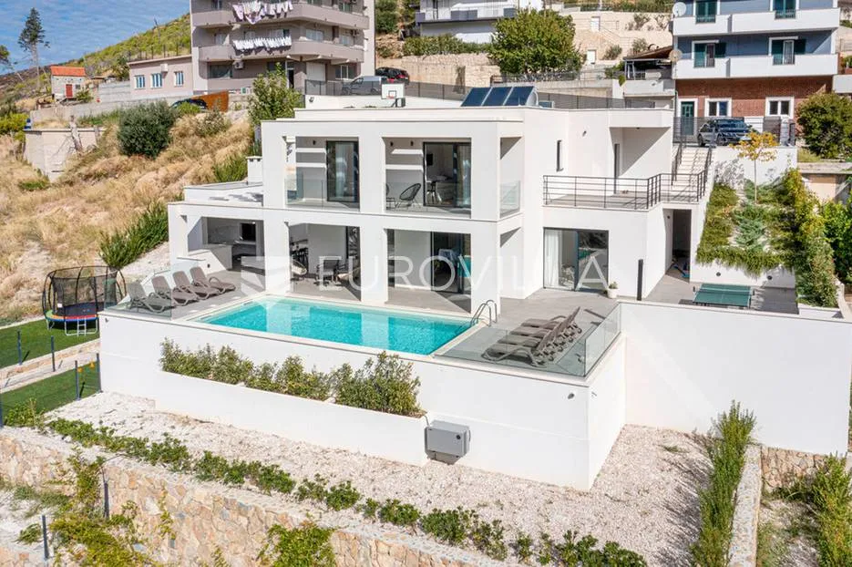 Split, Žrnovnica, moderna vila s bazenom i panoramskim pogledom smještena na zemljištu od 3740 m² - Žrnovnica, Split