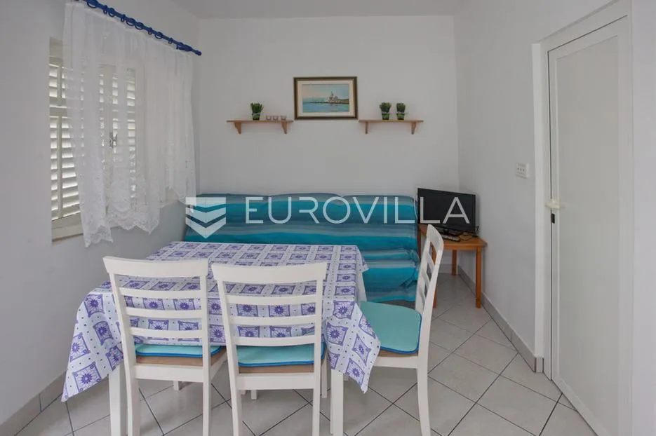 hvar, sućuraj, kuća s četiri stambene jedinice u prvom redu do mora - slika 10