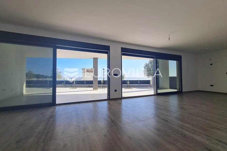vir, luksuzan apartman s 3 spavaće sobe, prvi red do mora, centar otoka - slika 8