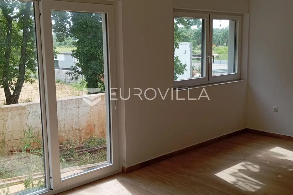 Istra, Medulin, dvosobni stan s vrtom u novogradnji, uporabna dozvola