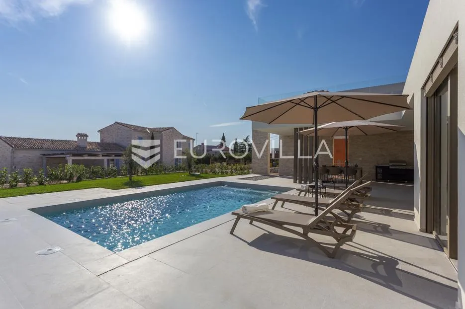 rovinj, ekskluzivna vila s bazenom i panoramskim pogledom na more - slika 25