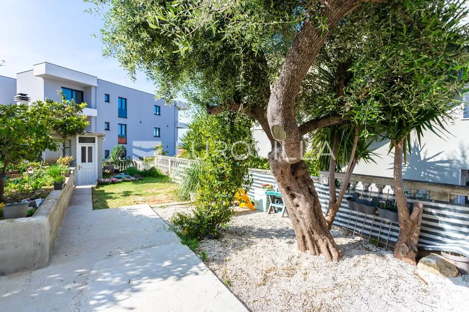 čiovo, okrug gornji, trosoban stan sa studio apartmanom, vrtom i pogledom na more - slika 21