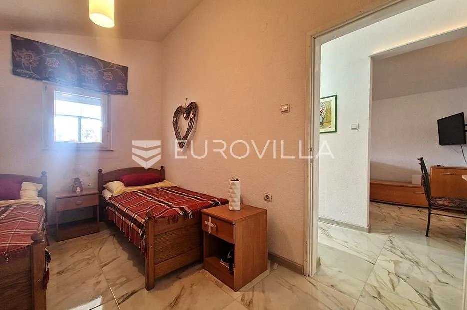 vir, apartman s prostranom terasom i dvije spavaće sobe na odličnoj lokaciji - slika 12