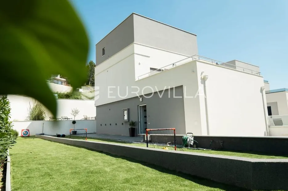 podstrana, moderna vila s bazenom dostupna od rujna - slika 20
