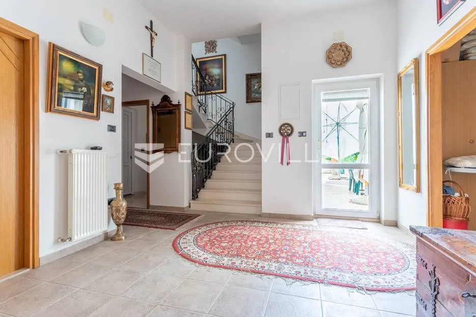 brač, prekrasna vila s velikom okućnicom 20 m od mora - slika 24