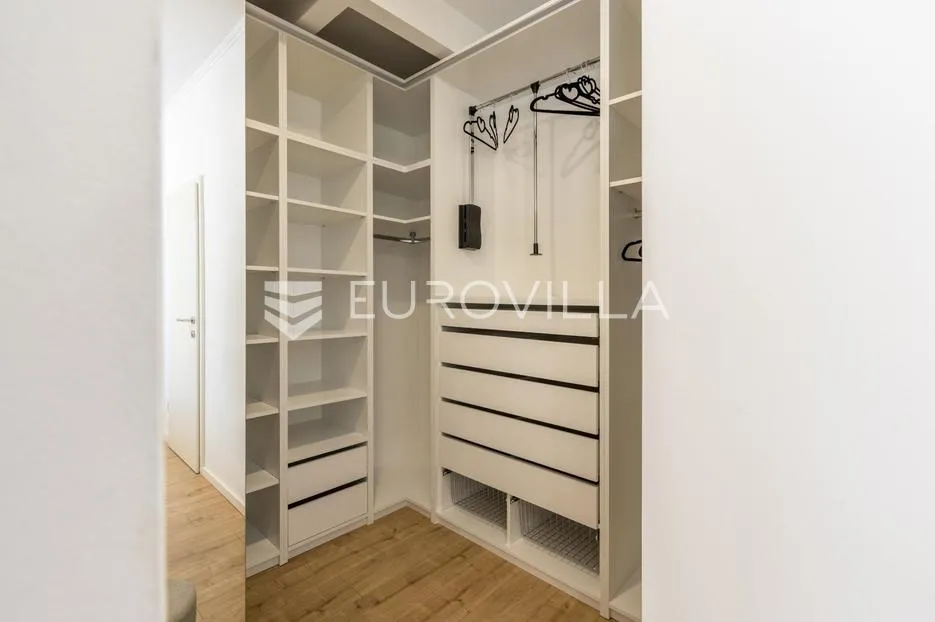 split, gripe, komforan renoviran trosoban stan s garažom - slika 14