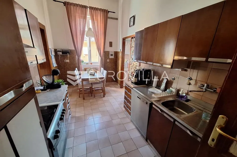 karlovac, centar, stan 231 m², odlična lokacija - slika 4