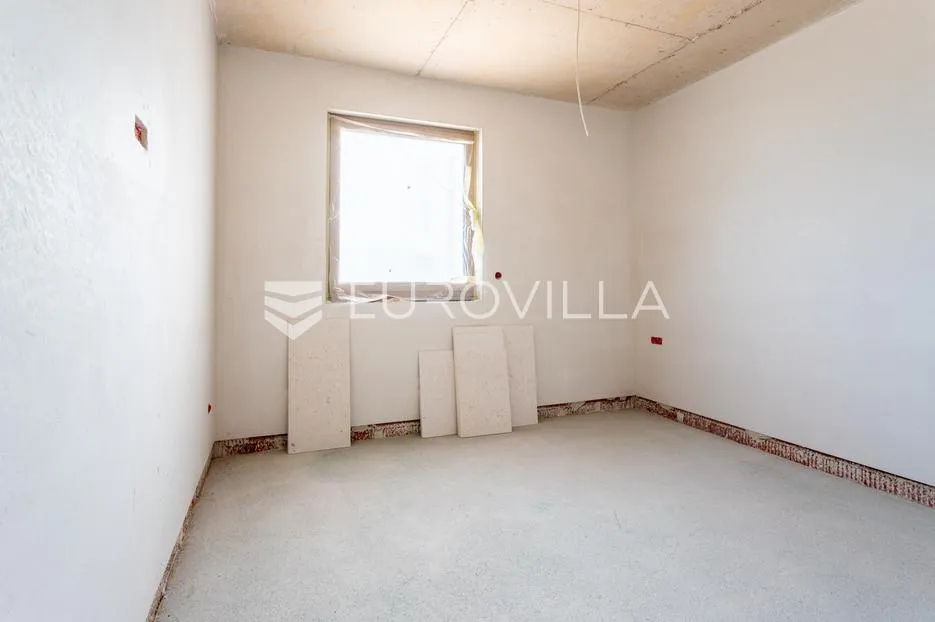 vodice, moderna novogradnja, stan s bazenom i privatnim vrtom, 300 m od mora, pr1 - slika 10